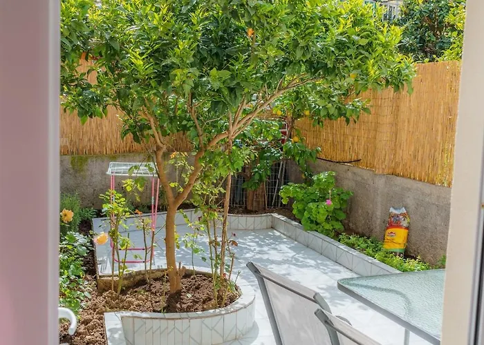 Апартаменты Old Town Wooden-garden House *